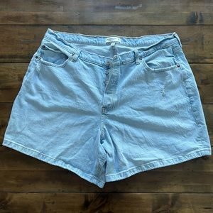 Abercrombie & Fitch Curve Love, 7-inch Dad Short in Light Wash, High Rise